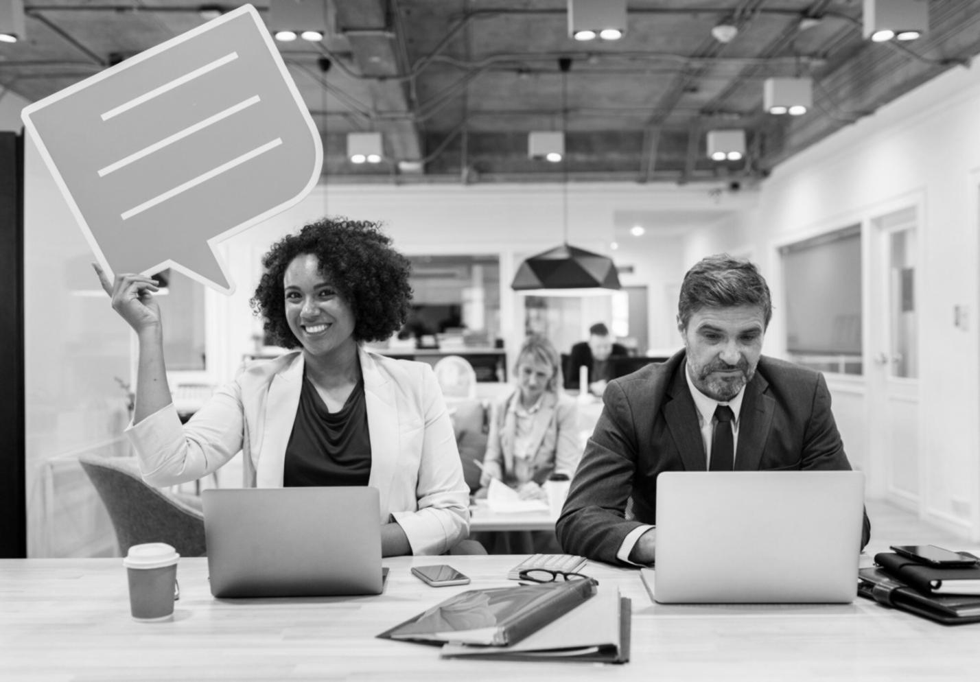 Étudiants travaillant sur des projets de communication financière