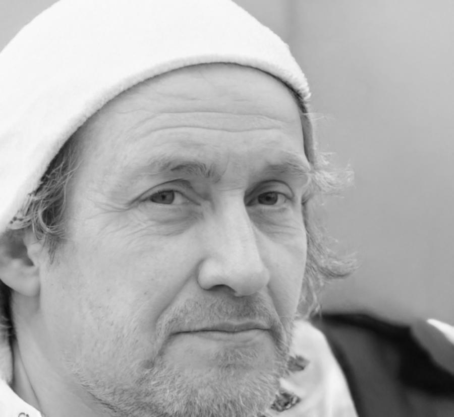 Portrait professionnel de Rémi Fontaine, spécialiste en communication
